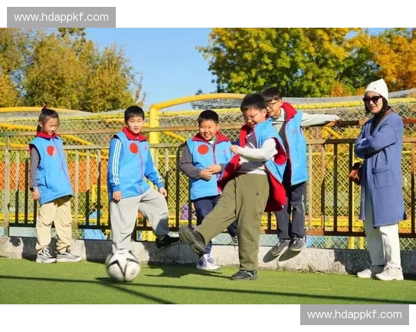 欢乐亲子同场竞技共绘绿茵梦想足球嘉年华盛典温暖时光之旅
